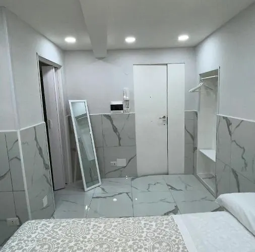 Emily 3* نابولي